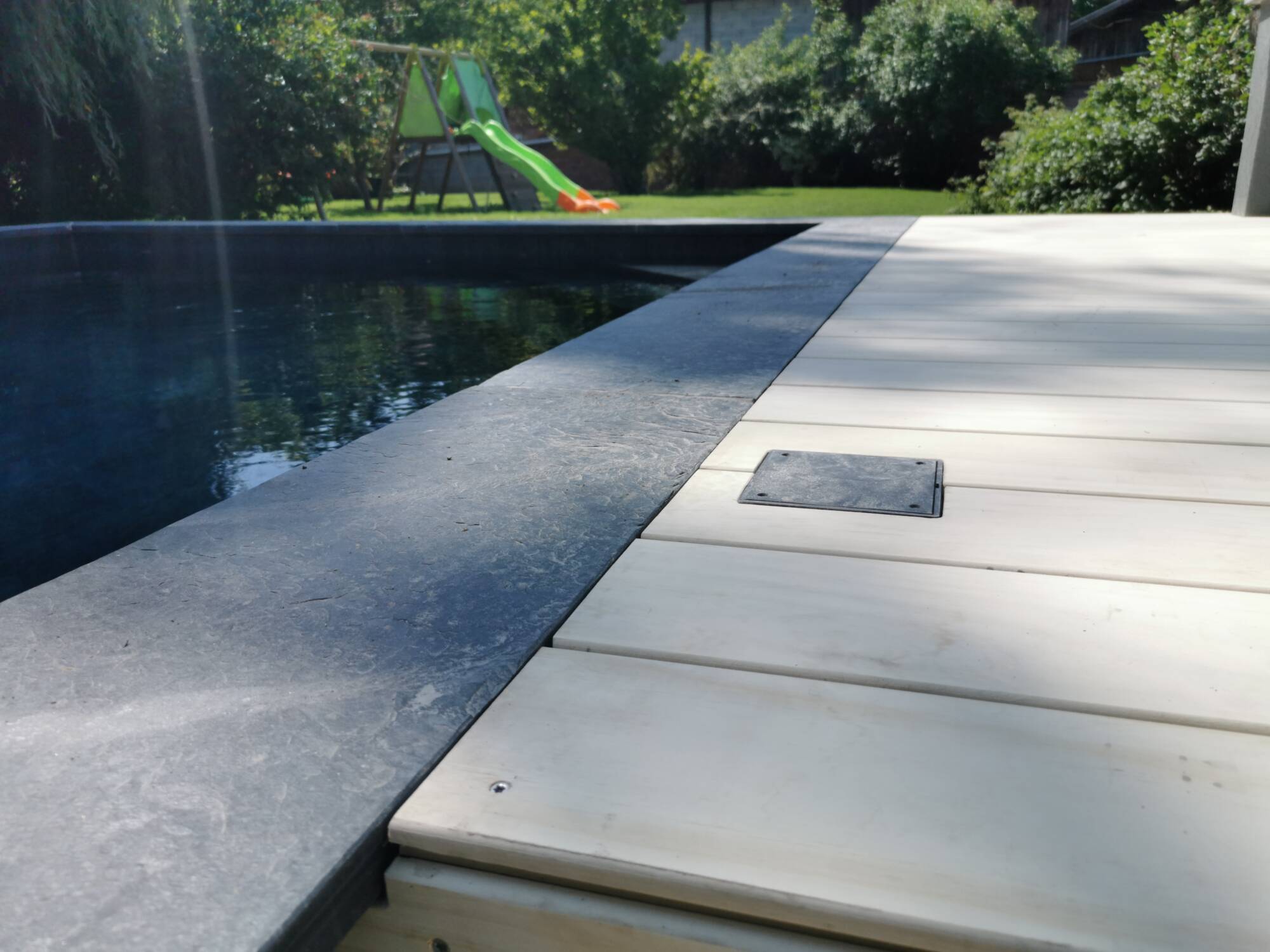 Comment restaurer les margelles et plages autour d’une piscine en béton pour un nouvel esthétisme ? Benfeld