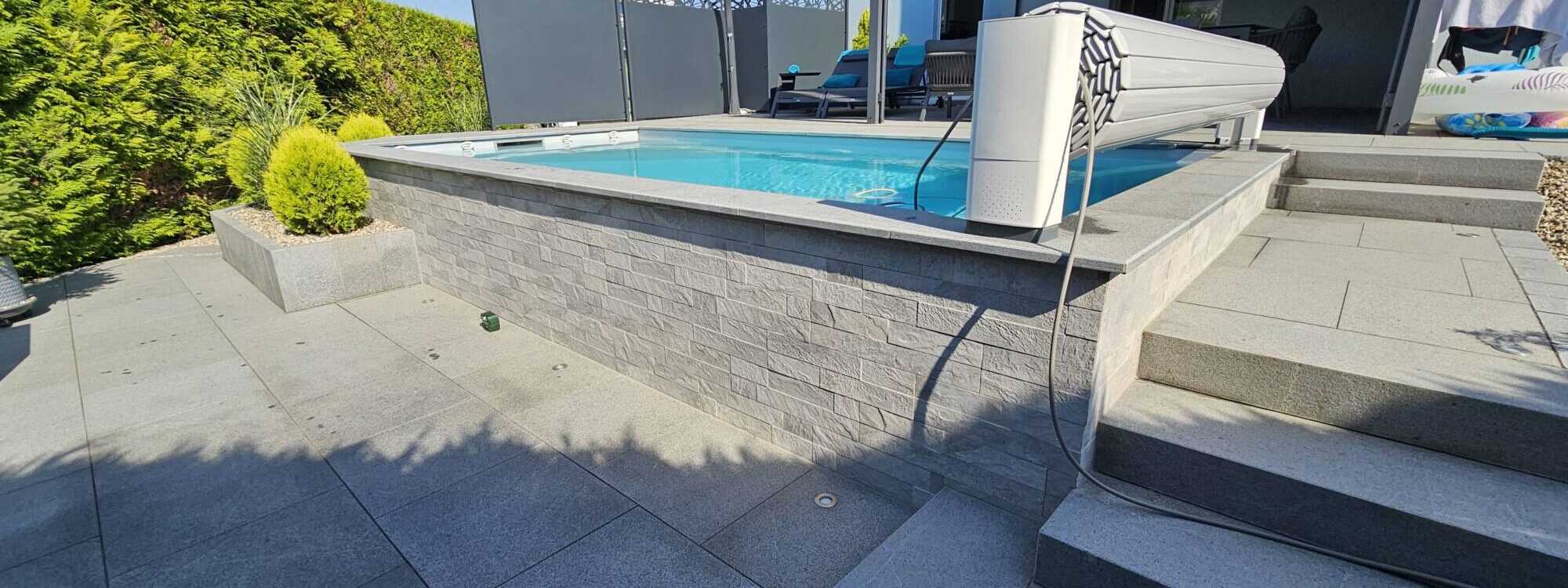 20240720_095511 2000X750 | Emotion paysage Quels matériaux choisir pour le revêtement d’une piscine en béton maçonnée ? Geispolsheim