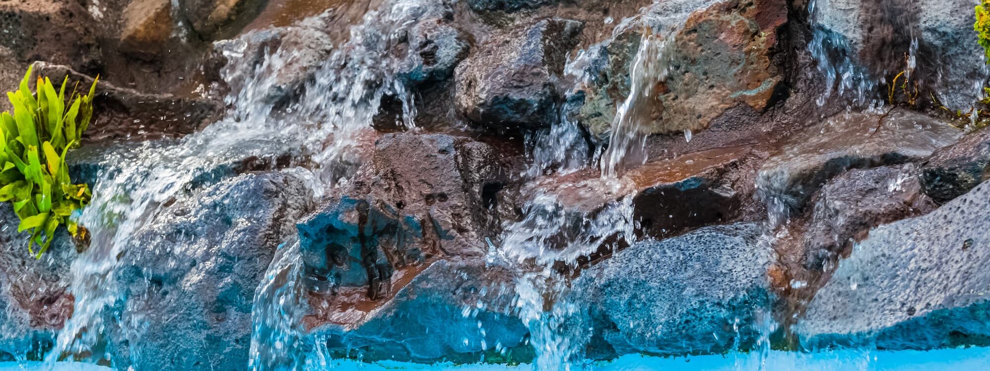 FAUX_ROCHERS 2000X750 | Emotion paysage Comment les faux rochers peuvent-ils transformer un bassin ou une piscine en décor naturel ? Barr