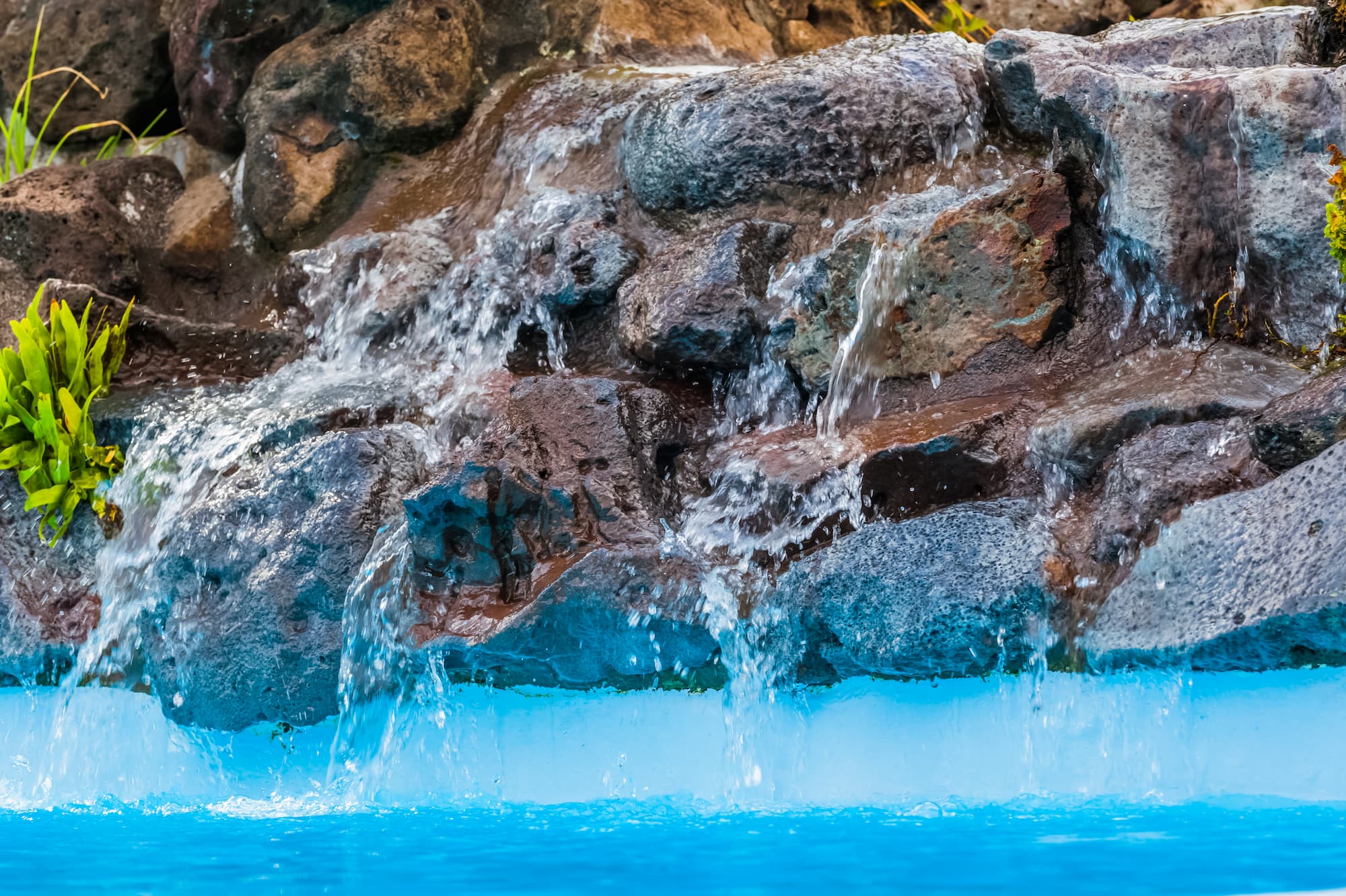 Comment les faux rochers peuvent-ils transformer un bassin ou une piscine en d&eacute;cor naturel ? Barr